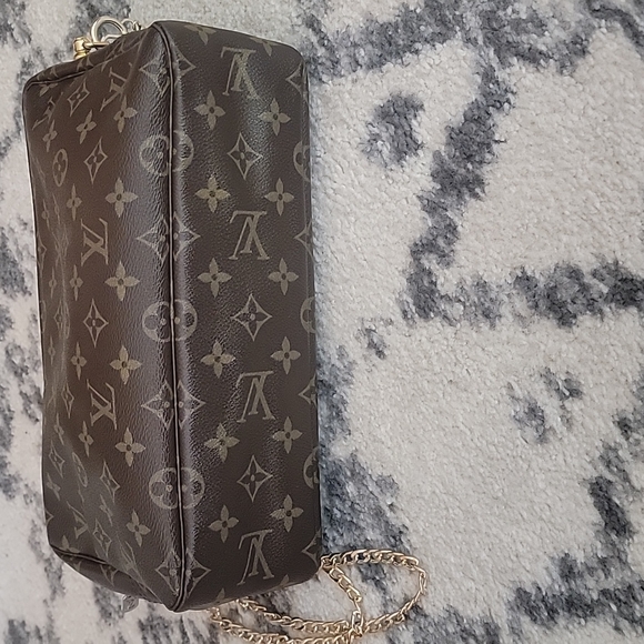 Louis Vuitton Monogram Trousse 28 Crossbody - Picture 6 of 10